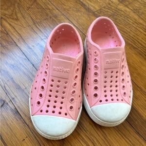 Bubblegum pink size 8 Natives
